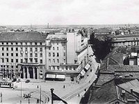 Trg bana Jelačića 1930. godine, dovršava se lijeva zgrada današnje Gradske štedionice (ona je nastala spajanjem dviju zgrada).jpg